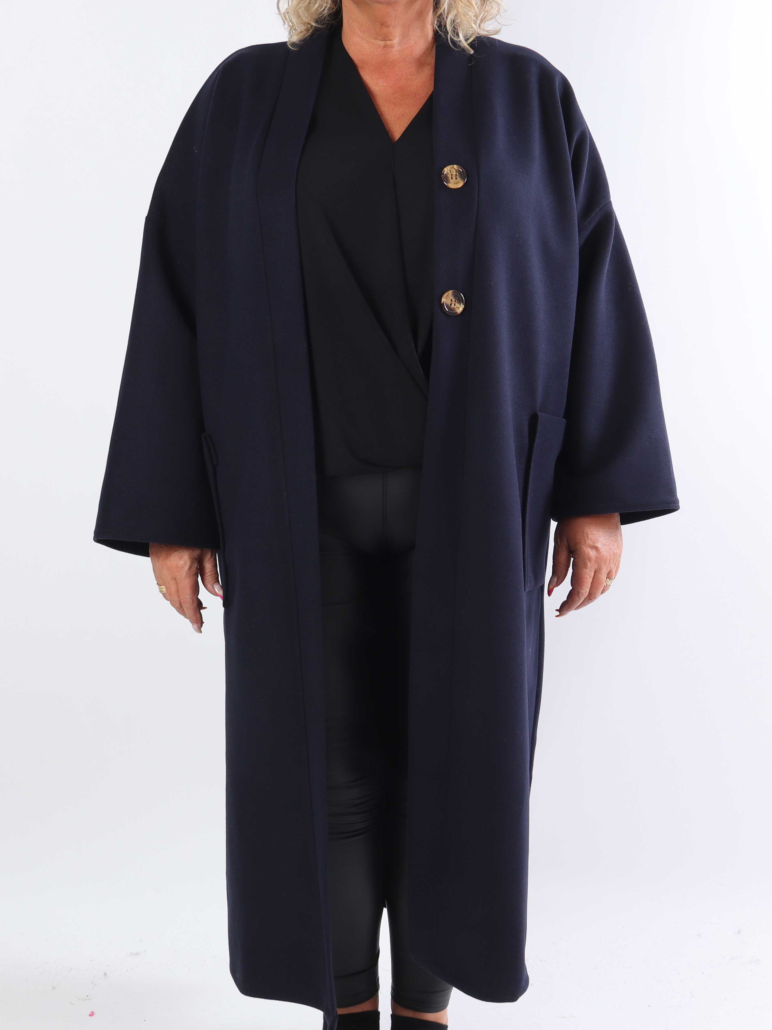 Abbelin - Lang plus size frakke med pynteknapper